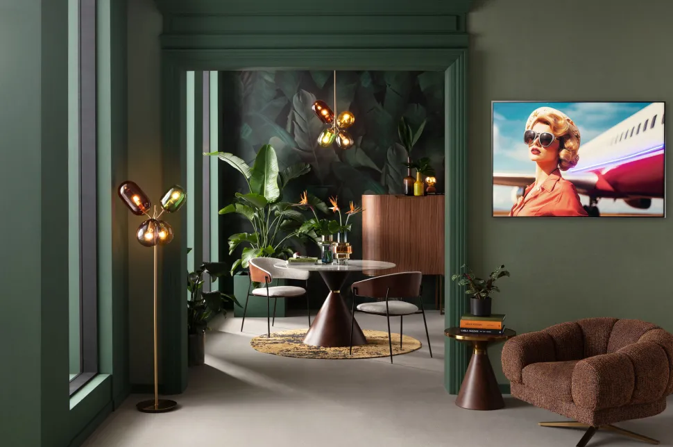 Gerahmtes Bild LED Jetset Pose Lady 120x80cm